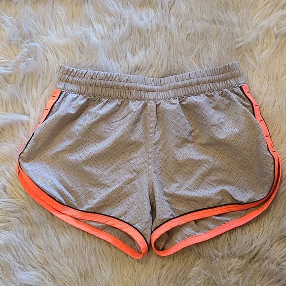 Under Armour heat gear womens gray and neon‎ pink althetic shorts size xs - Picture 1 of 6
